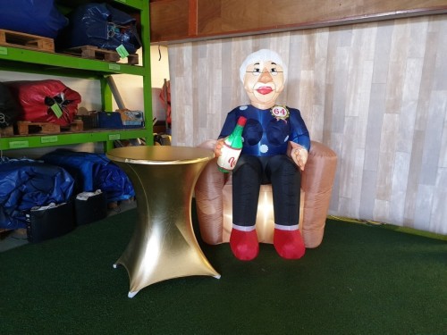 Indoor Sarah zittend op stoel 2,3m